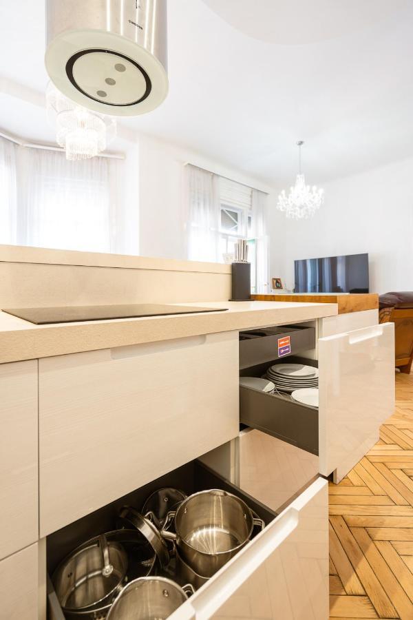 Garys Bright And Spacious Two Bedroom Flat Near Danube ブダペスト エクステリア 写真