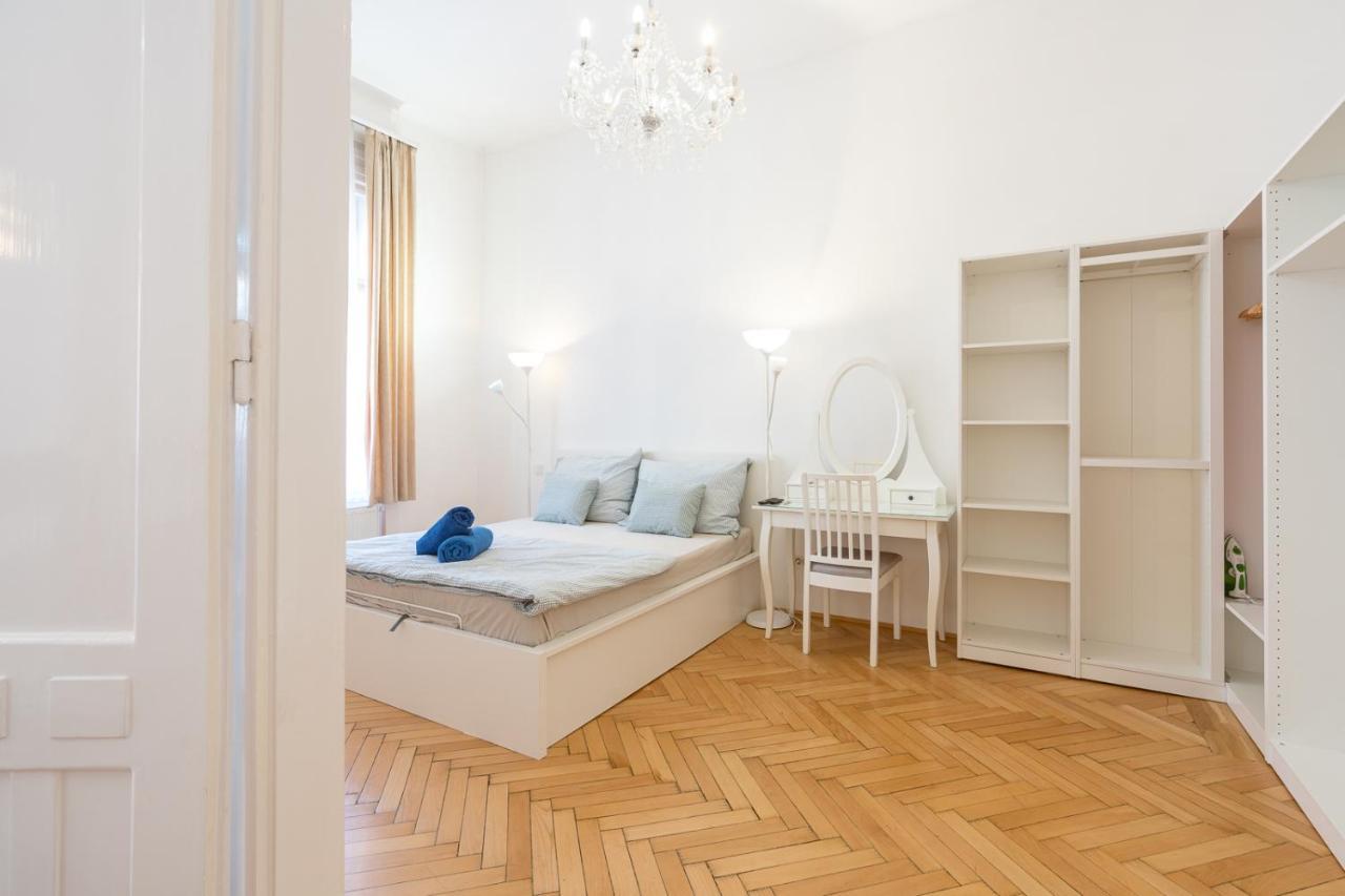 Garys Bright And Spacious Two Bedroom Flat Near Danube ブダペスト エクステリア 写真