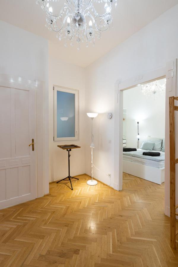 Garys Bright And Spacious Two Bedroom Flat Near Danube ブダペスト エクステリア 写真