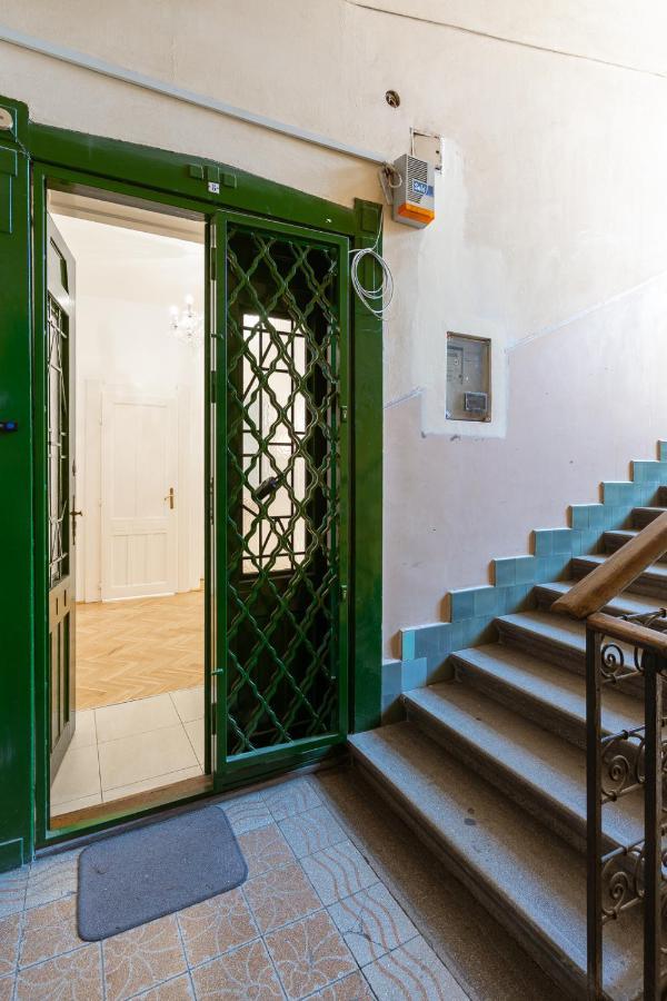 Garys Bright And Spacious Two Bedroom Flat Near Danube ブダペスト エクステリア 写真